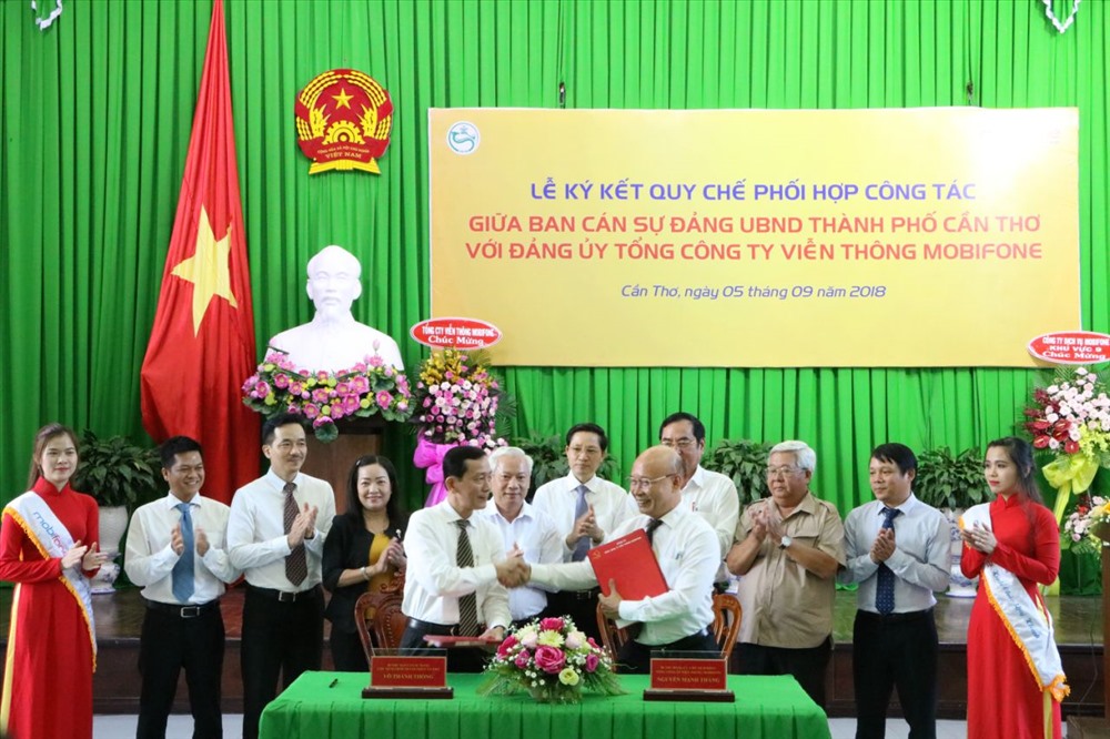 Ông Võ Thành Thống và ông Nguyễn Mạnh Thắng ký kết Quy chế phối hợp công tác Ban cán sự đảng UBND TP Cần Thơ với Đảng ủy Tổng Công ty Viễn thông MobiFone.