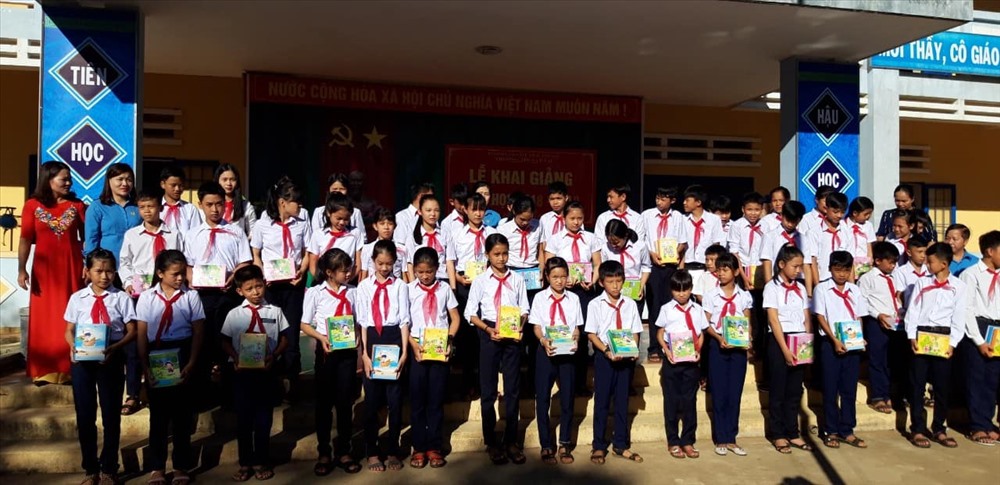 Bà Nguyễn Thị Ngọc Ánh, Phó Chủ tịch LĐLĐ tỉnh Quảng Nam trao quà cho các em học sinh mừng năm học mới 2018-2019.