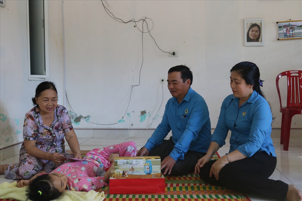 Chủ tịch LĐLĐ tỉnh Quảng Nam Phan Xuân Quang đến thăm, tặng quà cho các em khuyết tật. Ảnh: Đ.V