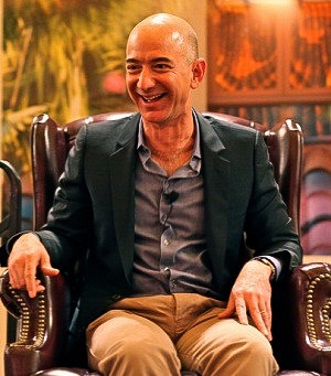 Năm 2011, Jeff Bezos vươn lên là tỷ phú giàu thứ 30 trên thế giới với tài sản 18 tỷ USD. Chỉ mất 7 năm, ông chễm chệ với danh người đàn ông giàu có nhất hành tinh.