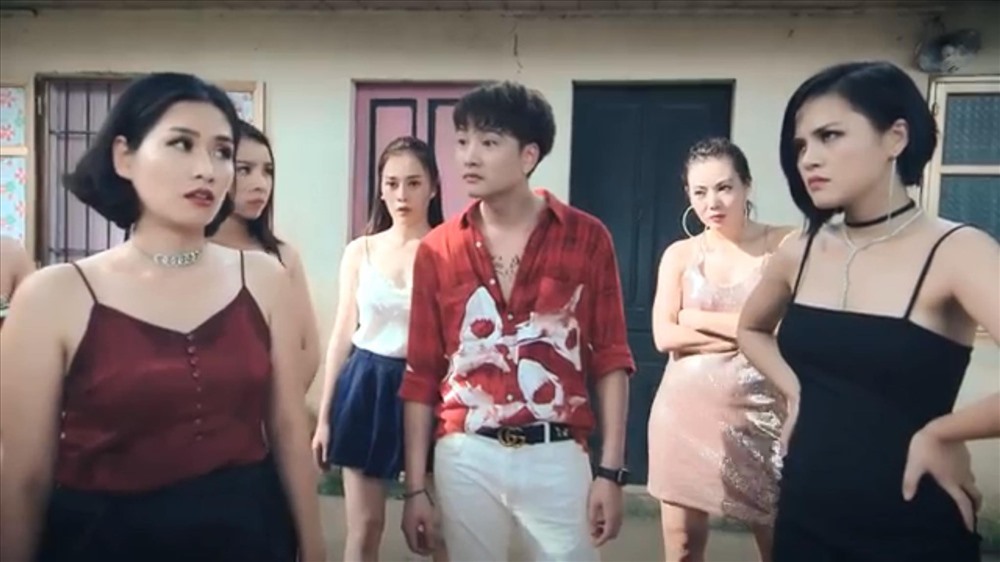 Diễn viên Hà Hương cảm thấy may mắn khi được tham gia MV ngoại truyện “Quỳnh búp bê“.