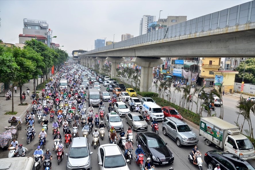 Tình trạng tắc đường xảy ra trên nhiều tuyến phố của Thủ đô. Trong ảnh: Tắc đường trên đường Nguyễn Trãi. Ảnh Trần Vương