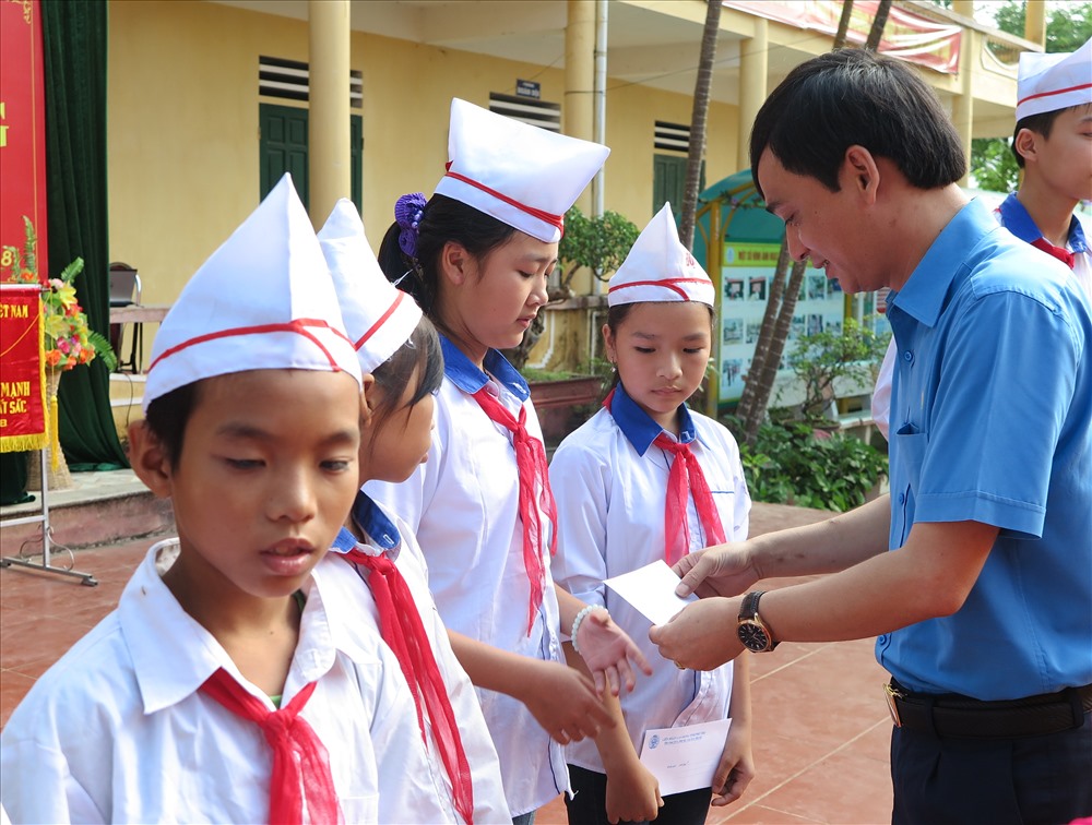 Đồng chí Phùng Quang Vinh – Phó Chủ tịch LĐLĐ tỉnh, lãnh đạo Ban Chính sách pháp luật LĐLĐ tỉnh trao quà cho các cháu học sinh có hoàn cảnh khó khăn.