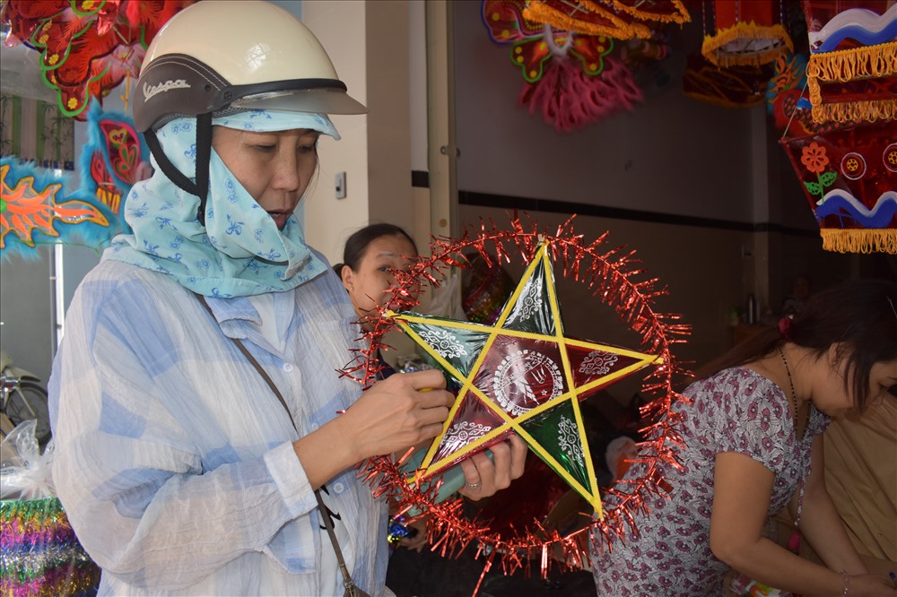 Chị Huỳnh Mỹ Mãn là người Việt Nam đang dạy học tại Đài Loan đang tìm mua những sản phẩm đèn trung thu tại xóm đạo Phú Bình để mang sang cho các học sinh của mình. 