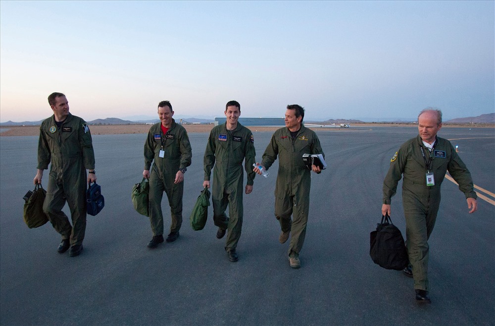 Các phi công thử nghiệm của SpaceShipTwo trước chuyến bay dùng động cơ tên lửa đầu tiên, từ trái qua gồm Clint Nichols, Mike Alsbury, Brian Maisler, Mark Stucky, and Dave Mackay. Alsbury sau đó thiệt mạng trong vụ tai nạn xảy ra hồi năm 2014.