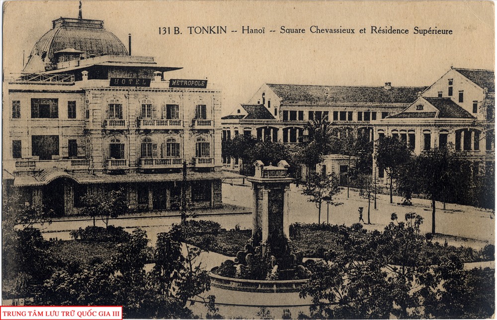 Quảng trường Chavassieux và phủ Thống sứ Bắc Kỳ (nay là vườn hoa Diên Hồng).