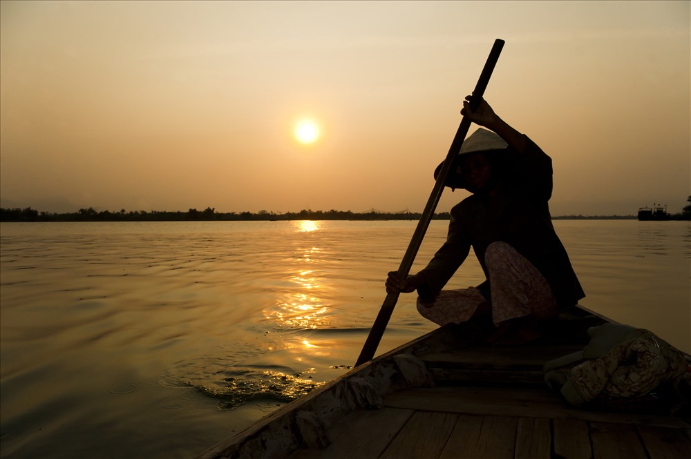 Chèo thuyền trong ánh hoàng hôn (ảnh AFP)