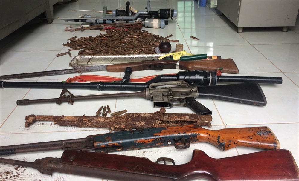 Nhiều khẩu súng, đạn người dân huyện Dầu Tiếng giao nộp lại cho công an xử lý theo quy định của pháp luật.