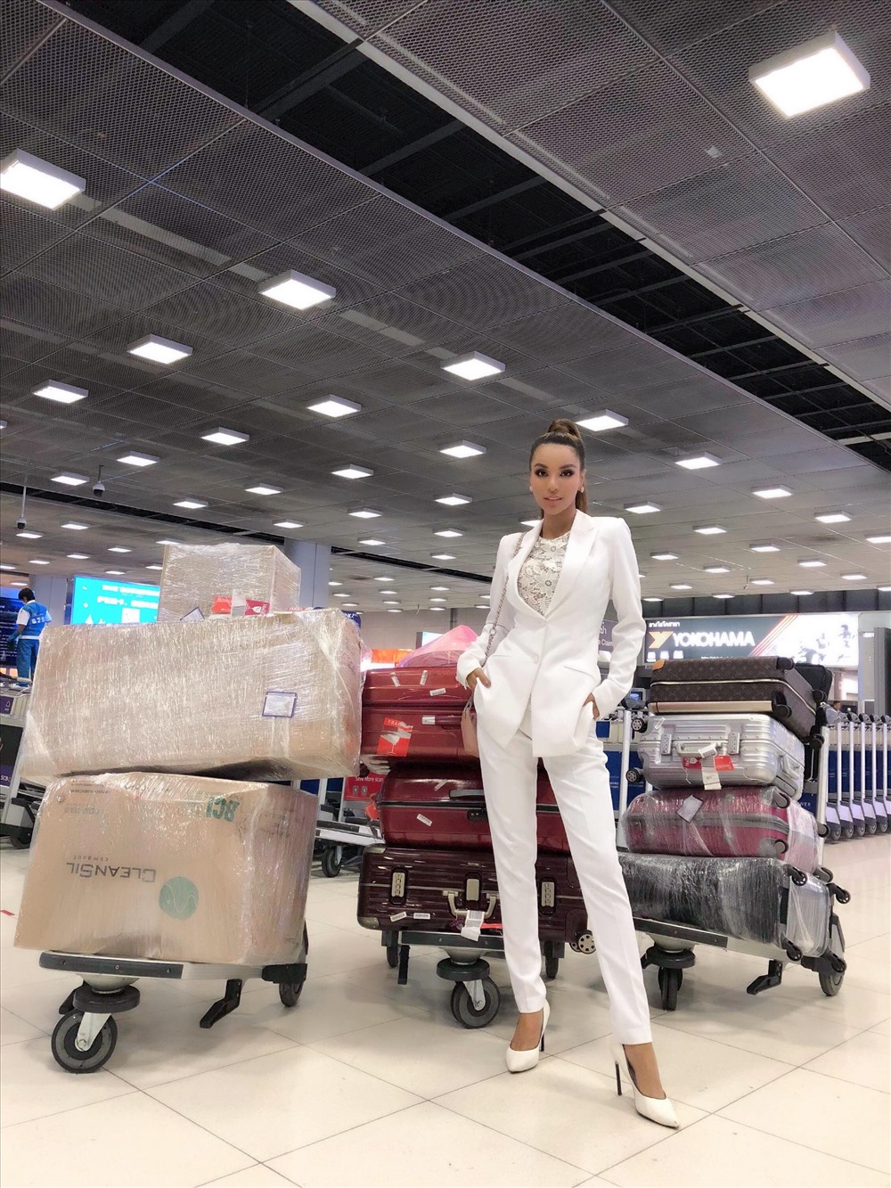 Khả Trang tại sân bay trước giờ bay sang Thái Lan tham dự cuộc thi Siêu mẫu Quốc tế.