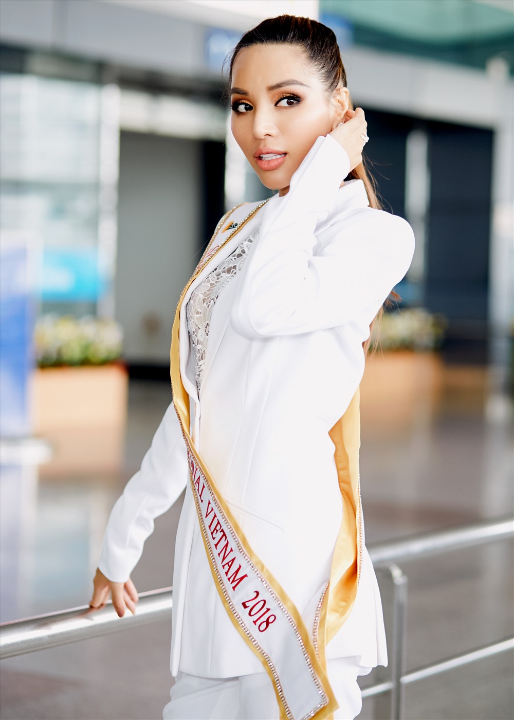 Tại sân bay, Khả Trang diện trang phục vest màu trắng lịch lãm, khoe vẻ  mạnh mẽ, cá tính mà vẫn vô cùng gợi cảm với làn da nâu.