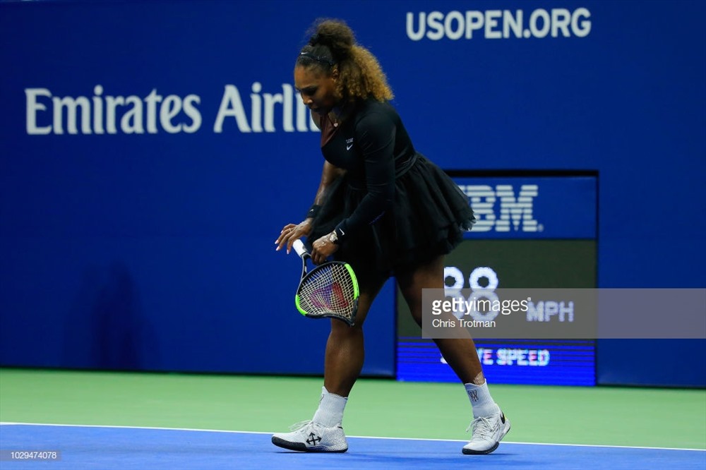 Có những lúc Serena bực bội dẫn đến hành động đập vợt. Ảnh: Getty.