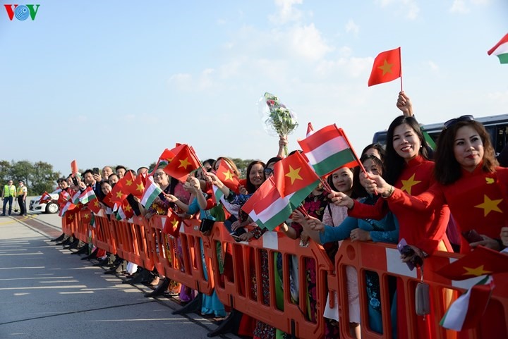 Cộng đồng người Việt Nam tại Hungary chào đón Tổng Bí thư Nguyễn Phú Trọng và đoàn đại biểu. Ảnh: VOV