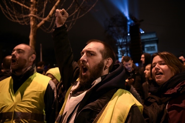 Những người biểu tình “áo gile vàng” tập trung tại Paris và các thành phố lớn khác để yêu cầu nhiều biện pháp có lợi cho người lao động nghèo. Ảnh: AFP