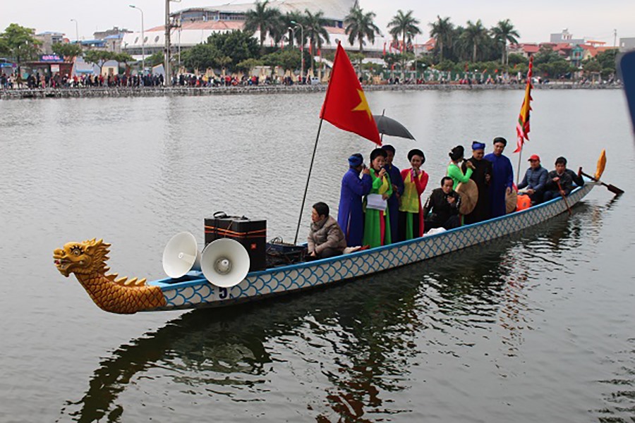 Tiết mục chèo thuyền hát quan họ trong lễ hội.
