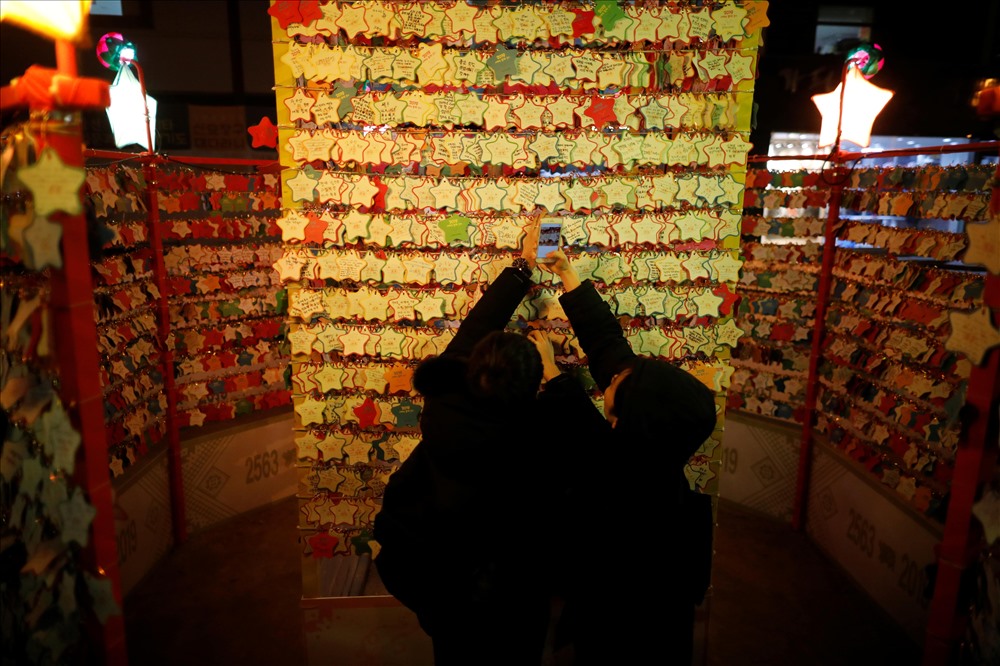 Tại Hàn Quốc, người dân có thói quen đến các ngôi đền để cầu nguyện trong thời gian đón năm mới. Những điều ước sẽ được người dân viết trên mảnh giấy và  treo tại đền.