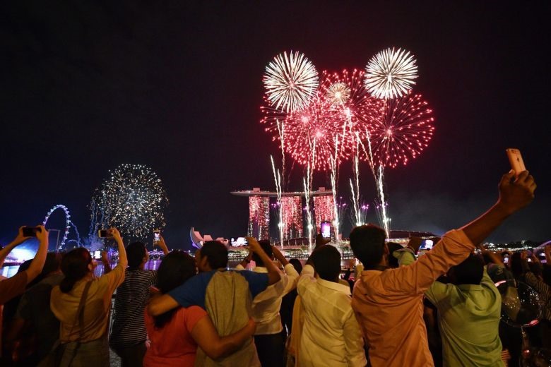 Ngoài những sự kiện, nghi lễ đặc biệt, thì người dân khắp nơi trên thế giới thường tụ tập ở các nơi diễn ra lễ hội pháo hoa, ánh sáng để đón năm mới. Trong ảnh là khoảnh khắc đón năm 2019 của người dân Singapore.