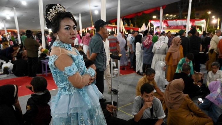 Tại Indonesia, chính quyền nước này  đã tổ chức đám cưới tập thể cho hơn 500 cặp đôi vào đúng thời khắc giao thừa bước sang năm mới 2019. Trong đó, chú rể và cô dâu lớn tuổi nhất à cụ ông 75 tuổi và cụ bà 65 tuổi. Cặp đôi trẻ nhất tham gia sự kiện mới chỉ 19 tuổi.