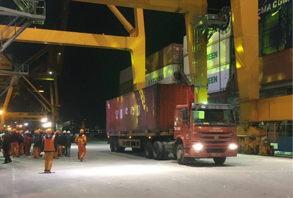 Lô hàng đầu tiên được bốc xếp trong năm 2019 của cảng Hải Phòng đến từ tàu Quezon Bridge của Philippines