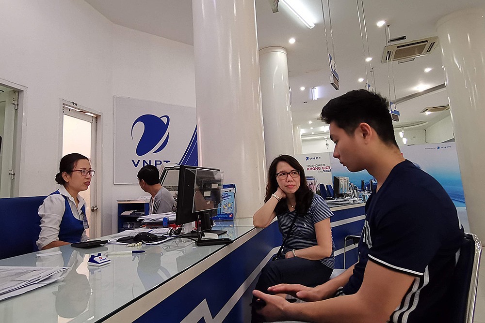 Điểm giao dịch của VinaPhone tại số 80 Nguyễn Du (Quận 1, TP.HCM) tiến hành cho thuê bao trả trước chuyển đổi mạng giữ nguyên số từ sáng ngày 1.1.2019 (ảnh: PK).