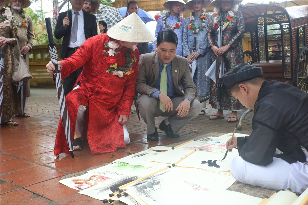 Ngày đầu năm, việc xin chữ ở các ông Đồ là một phần không thể thiếu ở các nước Á Đông. Ảnh: Đ.V