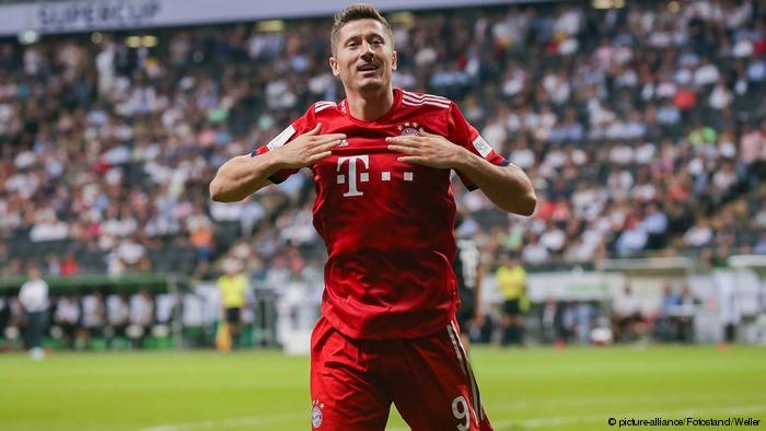 Vị trí thứ 3 thuộc về chân sút Robert Lewandowski, tiền đạo này ghi 46 bàn trong 57 trận cho Bayern Munich và ĐT Ba Lan. Ảnh DW