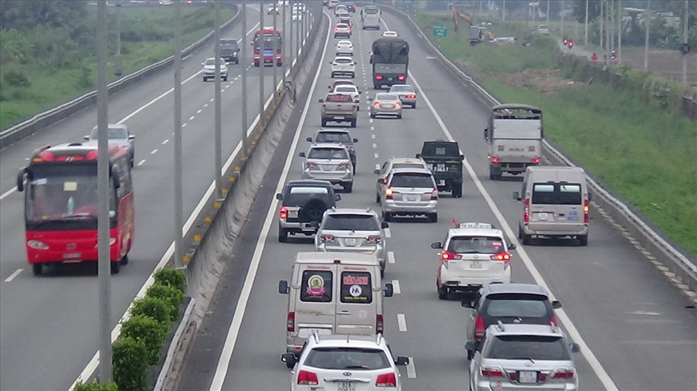 Tuyến cao tốc TP.HCM - Trung Lương dày đặc xe theo chiều từ miền Tây về TP.HCM.