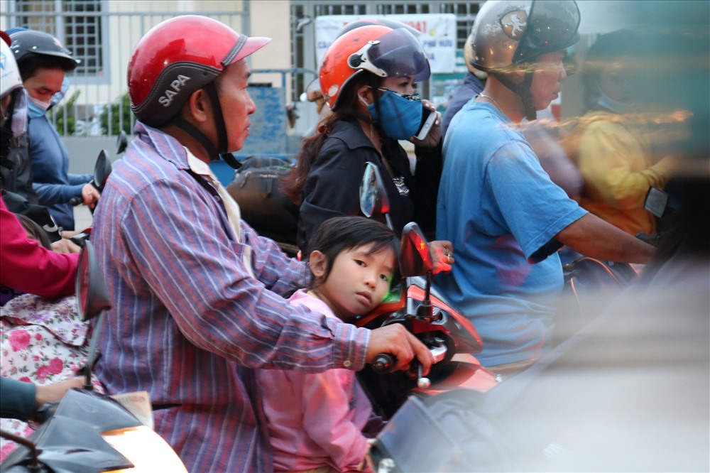 Nhiều em nhỏ theo bố mẹ trở về TPHCM tỏ ra mệt mỏi vì kẹt xe