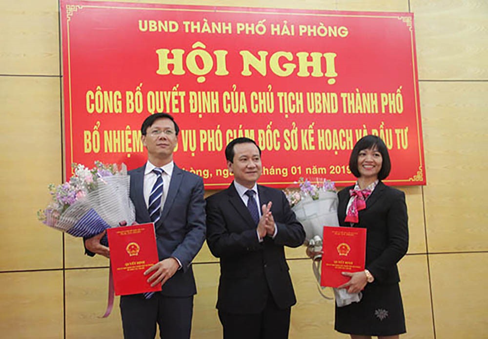 Phó Chủ tịch UBND thành phố Nguyễn Văn Thành trao các Quyết định bổ nhiệm.