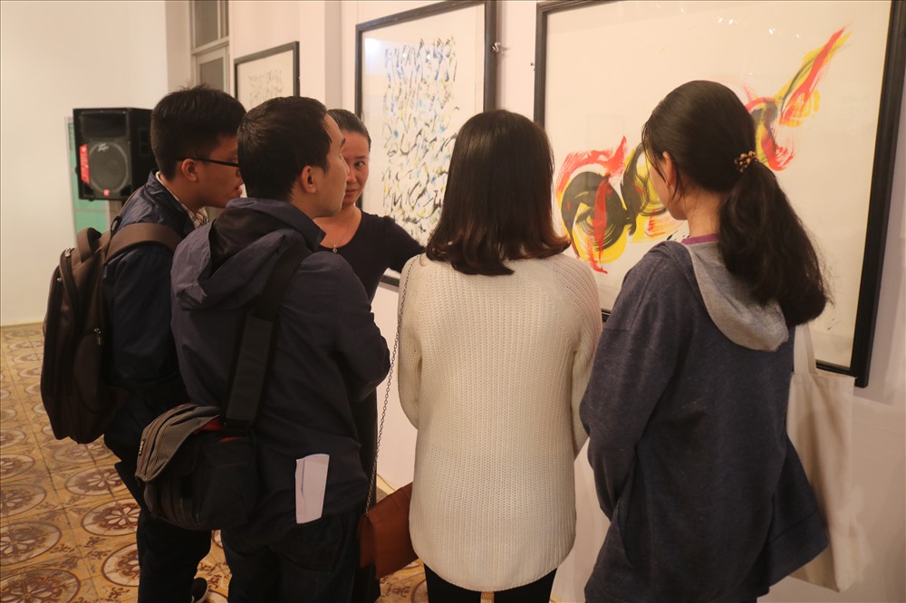 Triển lãm thu hút khá đông các bạn trẻ có niềm đam mê hội họa và muốn tìm hiểu về văn hóa Pháp thông qua những bức tranh