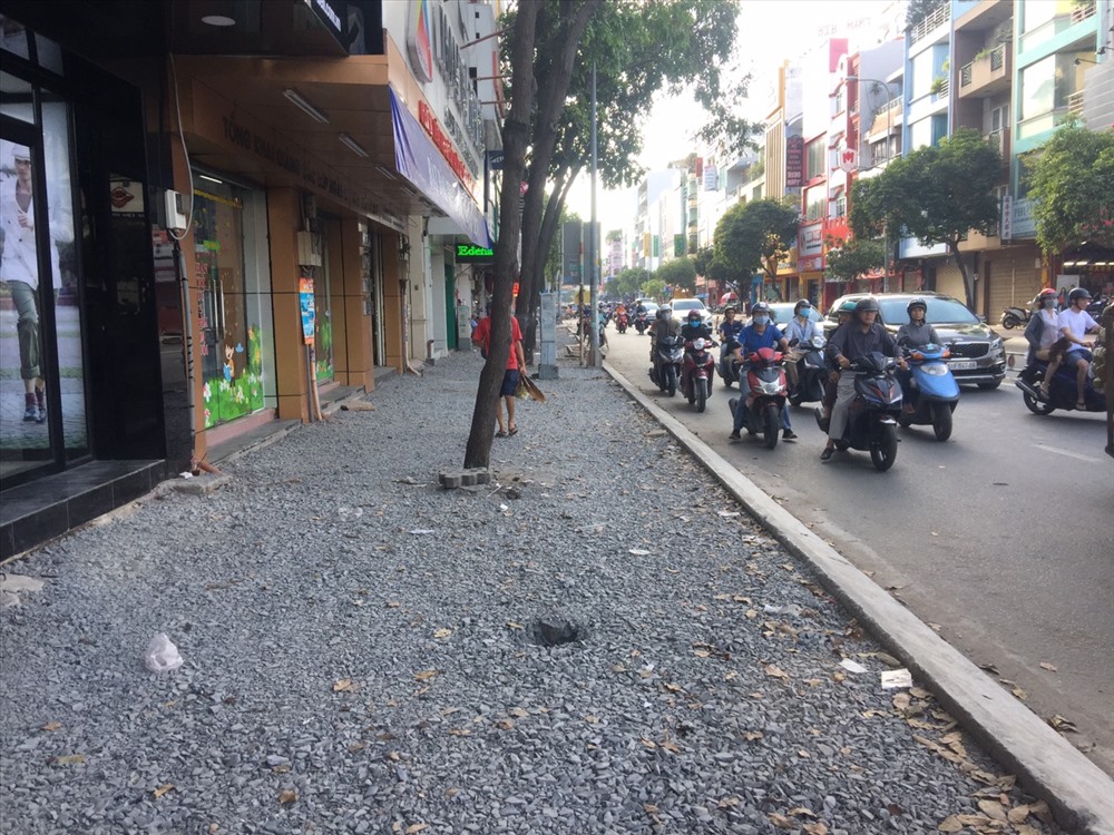 Vỉa hè đường Khánh Hội đã được lật lên nhưng chưa lát lại gạch.