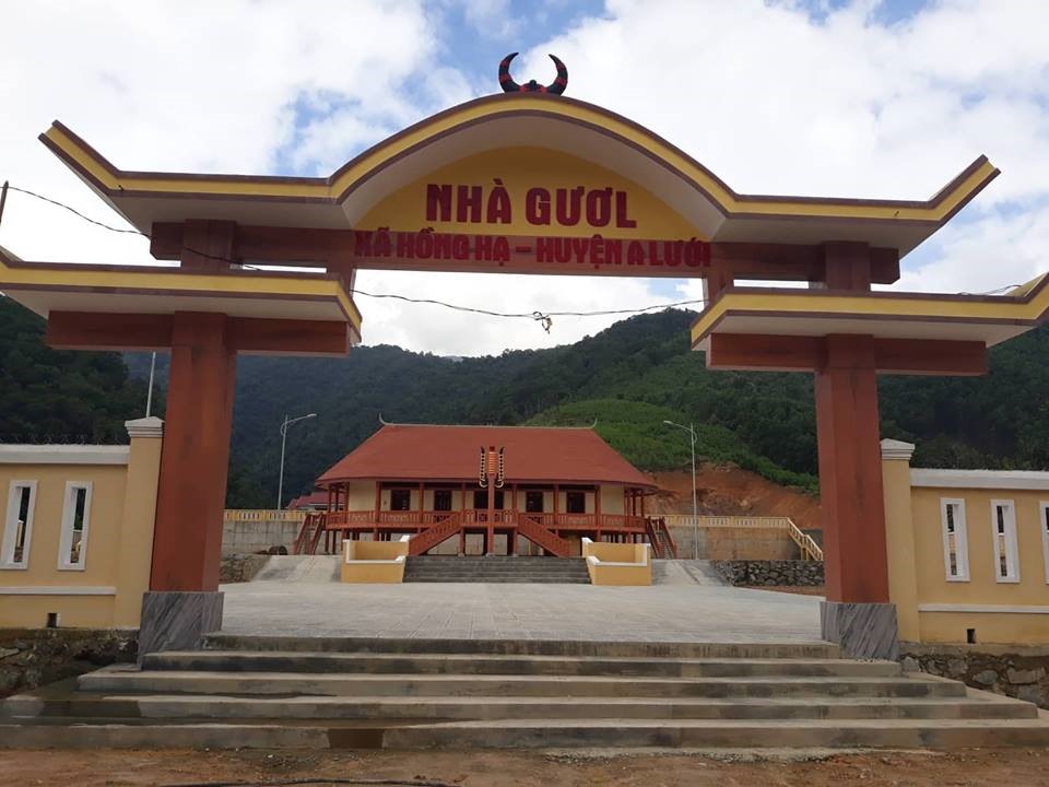 Nhà Gươl là nhà truyền thống của đồng bào dân tộc nơi đây. Đây là nơi tụ họp dân làng, vui chơi vào những dịp lễ hội trong năm. Nhà Gươl hiện nay được xây dựng kiên cố và chắc chắn hơn. Nó như một niềm tự hào của đồng bào dân tộc nơi đây với du khách thập phương.