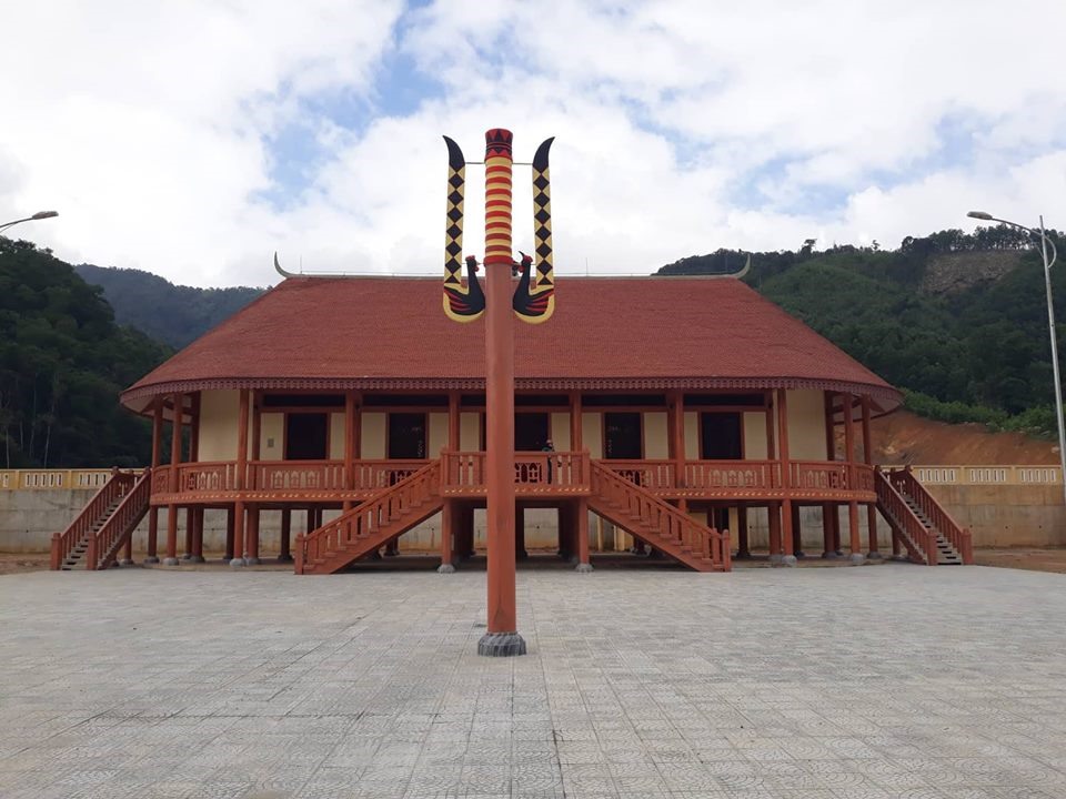 Nhà Gươl là nhà truyền thống của đồng bào dân tộc nơi đây. Đây là nơi tụ họp dân làng, vui chơi vào những dịp lễ hội trong năm. Nhà Gươl hiện nay được xây dựng kiên cố và chắc chắn hơn. Nó như một niềm tự hào của đồng bào dân tộc nơi đây với du khách thập phương.