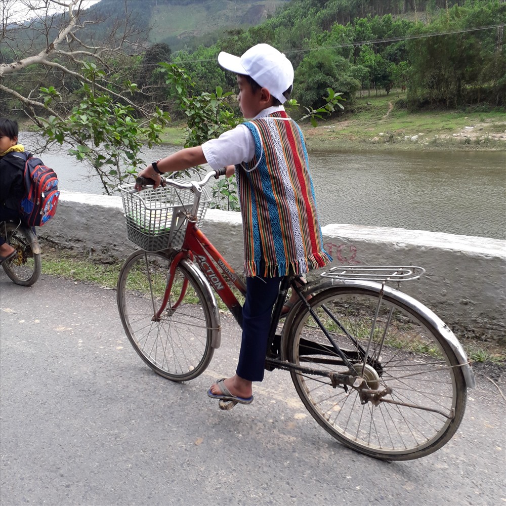 Huyện A Lưới hiện tại có các dân tộc sinh sống như: Cơ Tu, Pa Cô, Pa Hy, Tà Ôi…Dọc con đường vào huyện, du khách có thể dễ dàng bắt gặp những đồng bào dân tộc đi làm nương, những em nhỏ trong trang phục dân tộc đến trường học.