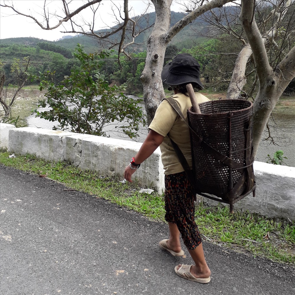 Huyện A Lưới hiện tại có các dân tộc sinh sống như: Cơ Tu, Pa Cô, Pa Hy, Tà Ôi…Dọc con đường vào huyện, du khách có thể dễ dàng bắt gặp những đồng bào dân tộc đi làm nương, những em nhỏ trong trang phục dân tộc đến trường học.