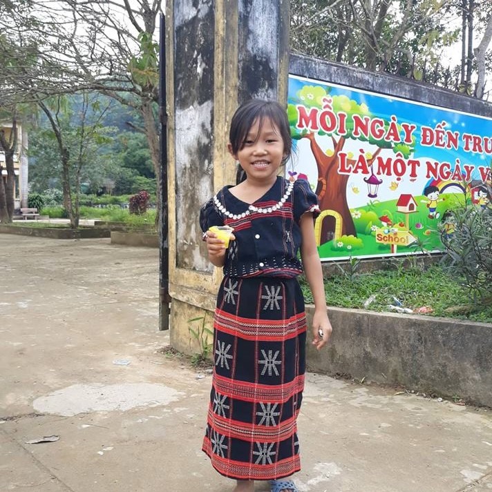 Huyện A Lưới hiện tại có các dân tộc sinh sống như: Cơ Tu, Pa Cô, Pa Hy, Tà Ôi…Dọc con đường vào huyện, du khách có thể dễ dàng bắt gặp những đồng bào dân tộc đi làm nương, những em nhỏ trong trang phục dân tộc đến trường học.