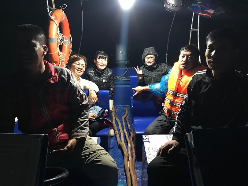 Xuất phát. Trên đường đến ngư trường, du khách được ngư dân phổ biến quy định an toàn và các kỹ năng, kinh nghiệm đánh bắt cá.