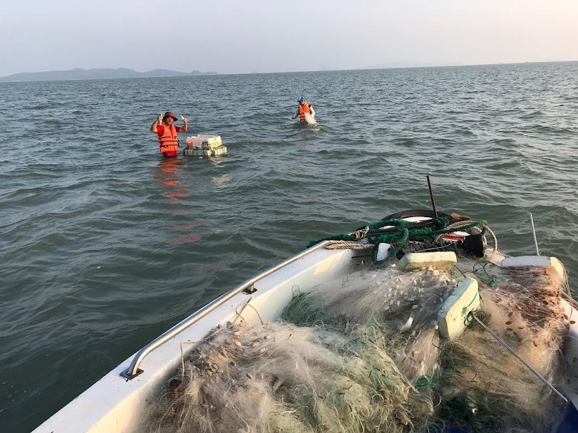 Trước đó, du khách đến nhà ngư dân để giao lưu, tìm hiểu đời sống của ngư dân.