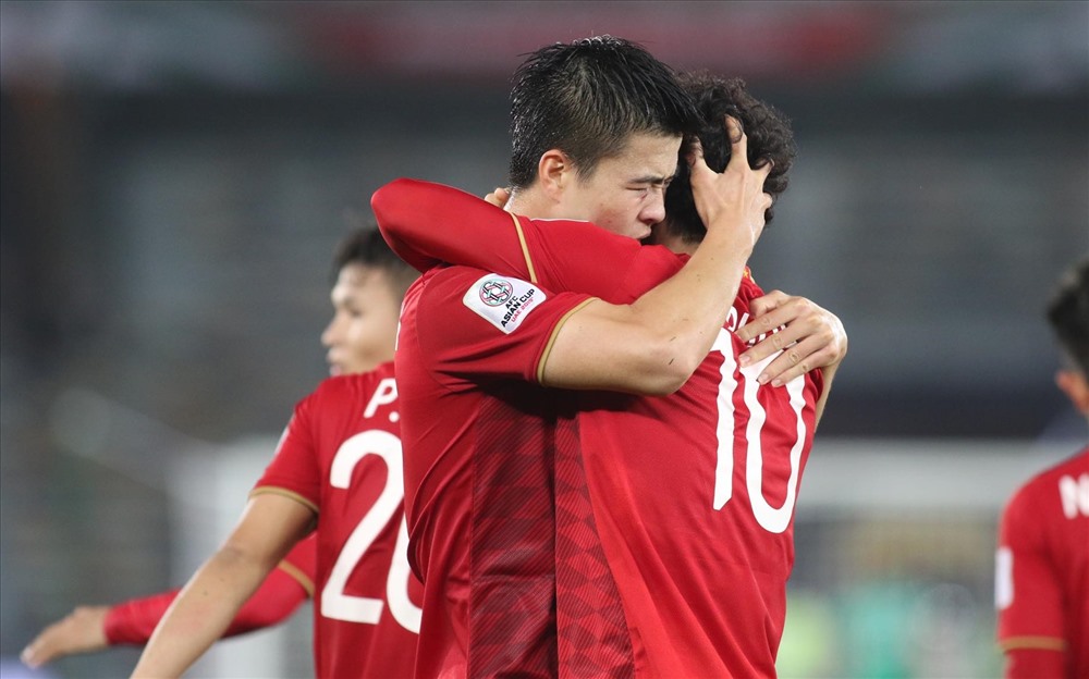 Trung vệ Duy Mạnh mắc lỗi dẫn tới bàn thua đầu tiên của Việt Nam trước Iraq.