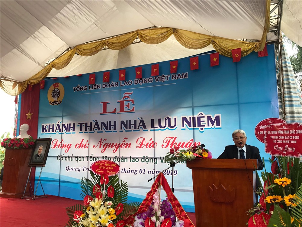 Ông Nguyễn Đức Minh - con trai trưởng của đồng chí Nguyễn Đức Thuận, phát biểu tại buổi lễ. Ảnh: H.A