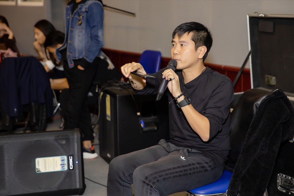 Nhạc sĩ Hồ Hoài Anh ra Hà Nội hỗ trợ cho liveshow Hương Tràm. 