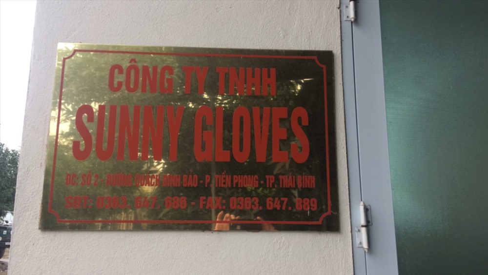 Bảng hiệu của Cty TNHH Sunny Gloves. 