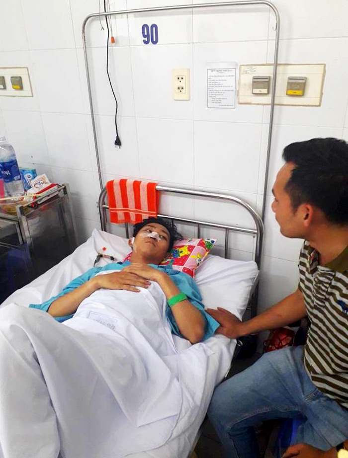 Hình ảnh giáo viên Trương Trí Thông điều trị tại Bệnh viện ở Đà Nẳng. Ảnh PhòngTruyền thông- Quan hệ quốc tế Trường Cao đẳng Kiên Giang cung cấp.