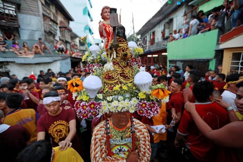 Đây là một trong những lễ hội tôn giáo lớn nhất thế giới và các tín đồ tham dự sự kiện với đôi chân trần. Ảnh: Reuters.
