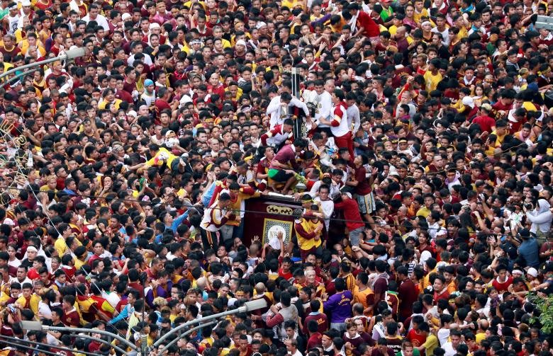 Gần 800.000 tín đồ đã tham gia lễ hội Black Nazarene từ ngày 9.1 ở thủ đô Manila của Philippines để chứng kiến cảnh rước tượng Chúa Jesus từ nhà thờ Quiapo qua các con phố. Ảnh: Reuters.