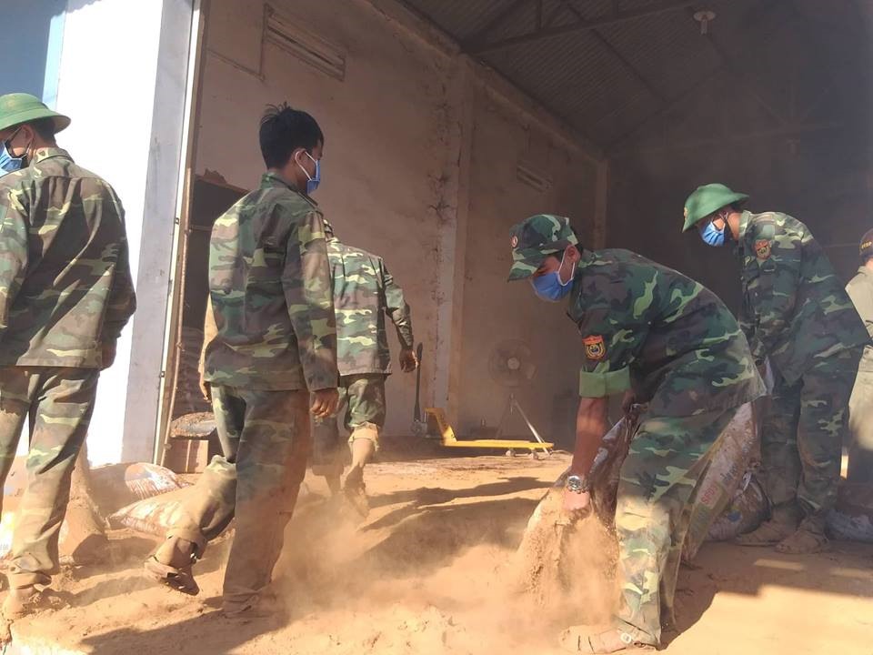 Cán bộ chiến sĩ Đồn Biên phòng Cửa khẩu Quốc tế Lao Bảo được huy động để di chuyển hàng ra khỏi kho. Ảnh: QT.