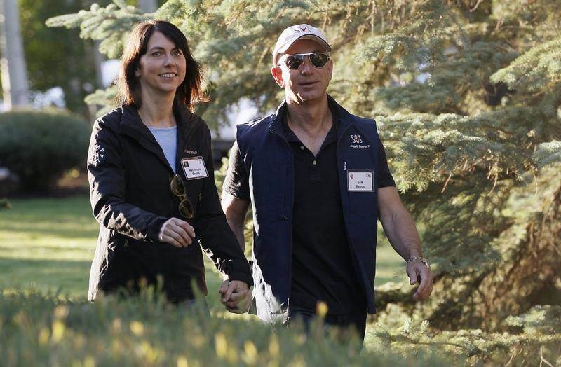Tại DE Shaw bà đã gặp Jeff Bezos - người chồng tương lai và cũng là đồng môn tại Princeton. Khi đó, ông đang là một trong những phó chủ tịch của công ty và là người đầu tiên phỏng vấn bà. MacKenzie là người chủ động và bà đã mời Jeff đi ăn trưa. Chỉ ba tháng sau họ đính hôn và sáu tháng sau làm lễ cưới.