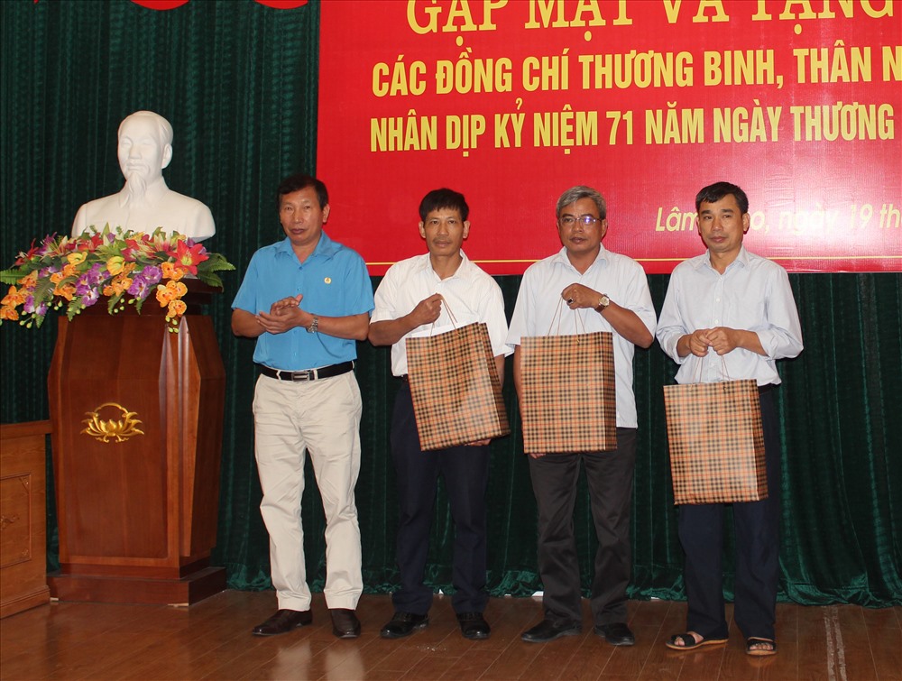 Chủ tịch Công đoàn Công nghiệp Hoá chất Việt Nam  Vũ Tiến Dũng (ngoài cùng bên trái) tặng quà cho đoàn viên. Ảnh: X.T