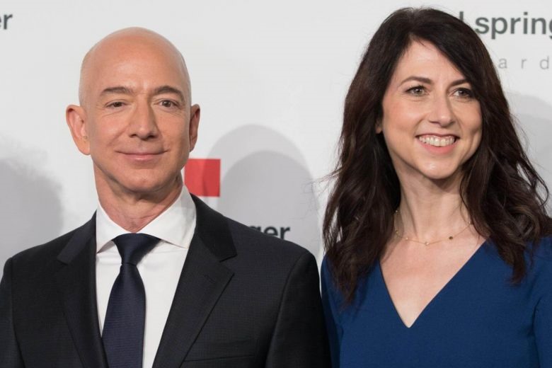 Vợ chồng Jeff Bezos và MacKenzie Bezos. Ảnh: AFP
