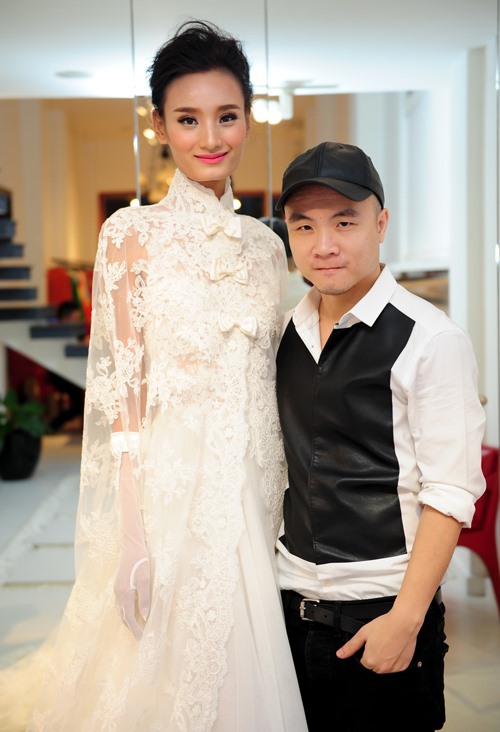 Váy cưới của Lê Thúy do nhà thiết kế thân thiết Đỗ Mạnh Cường đảm nhận. 