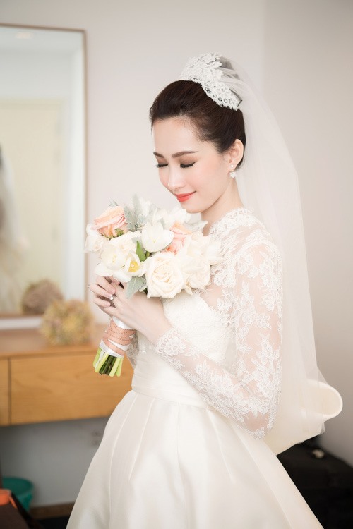 Hoa hậu Đặng Thu Thảo lựa chọn váy cưới của nhà thiết kế Lê Thanh Hòa. 